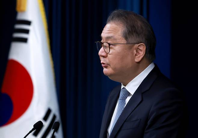 Park Sang-ook, senior presidential secretary for science and technology, speaks during a briefing held on Thursday at the presidential office in Seoul. Park is one of the members of the Presidential Committee on AI. (Yonhap)