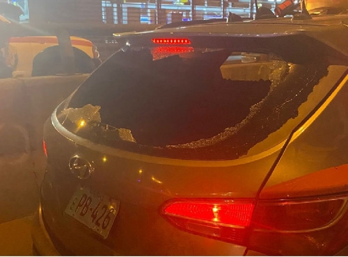 This image, captured from the Peruvian police agency's account on X, formerly Twitter, on Thursday, shows the rear window of a police car that was shattered by a grenade thrown by kidnappers of a Korean man. [YONHAP]