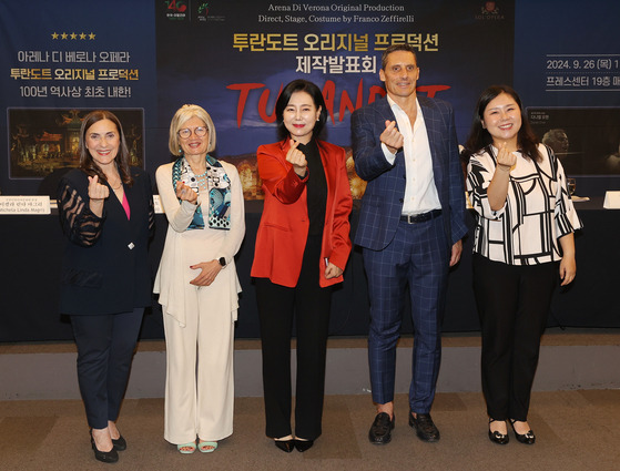 From left: Michela Linda Magri, director of the Italian Cultural Center in Korea; Emilia Gatto, Italian Ambassador to Korea; Lee So-young, director of the Sol Opera Company; Stefano Trespidi, opera stage director; and soprano Jeon Yea-jin pose during a press conference for the Arena di Verona's original production of ″Turandot″ in central Seoul on Thursday. [YONHAP]