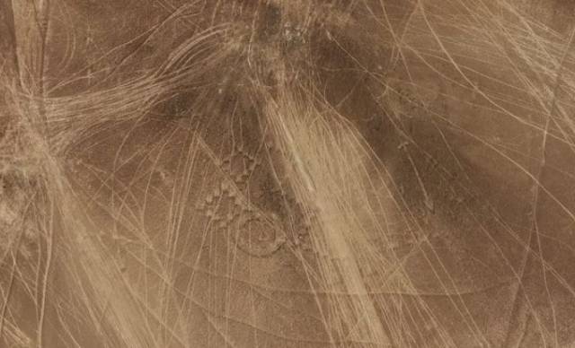 최근 칠레 타라파카주 알토바랑코스 고고학 단지 내 사막 지대에 있는 지형 문자가 바퀴 자국으로 추정되는 흰 선에 뒤덮여 훼손된 모습. 아타카마 사막 재단 인스타그램 캡처