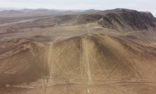 최근 칠레 타라파카주 알토바랑코스 고고학 단지 내 사막 지대에 있는 지형 문자가 바퀴 자국으로 추정되는 흰 선에 뒤덮여 훼손된 모습. 아타카마 사막 재단 인스타그램 캡처