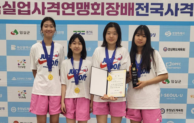 2024 한국실업연맹회장배 전국사격대회 여고부 공기소총 단체전서 우승한 고양 주엽고 선수들이 시상식 후 기념촬영을 하고 있다.주엽고 제공