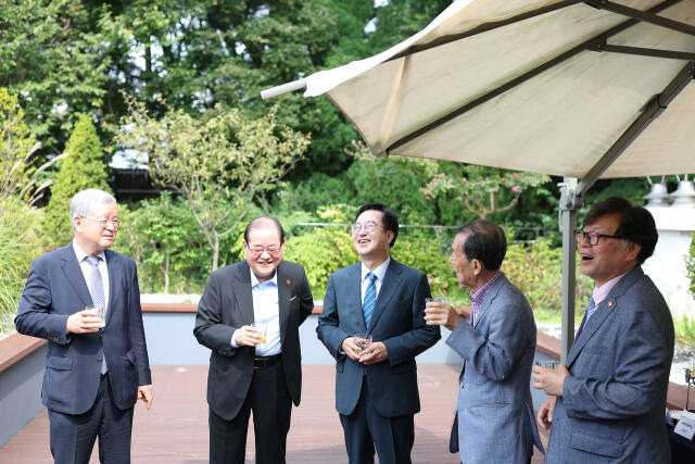 26일 김동연 경기도지사와 천안 독립기념관장이 도담소에서 오찬 회동을 하고있다. 경기도 제공