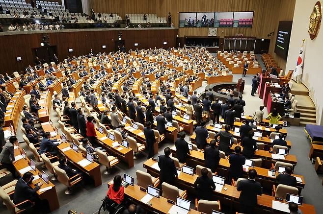 26일 오후 국회에서 열린 본회의에서 여당 추천 몫인 한석훈 국가인권위원 선출안이 부결되자 국민의힘 의원들이 여야 합의안인데 부결했다며 항의하고 있다. / 사진 = 연합뉴스