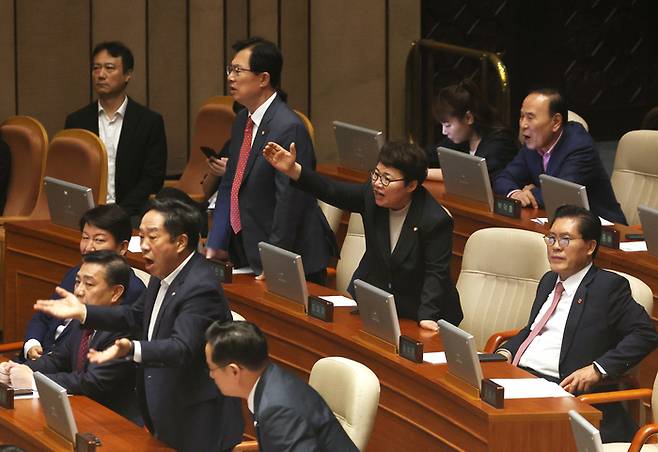 국민의힘 의원들이 26일 서울 여의도 국회에서 열린 본회의에서 한석훈 국가인권위원회 위원 선출안이 부결된 것에 대해 항의하고 있다. [사진 출처 = 연합뉴스]