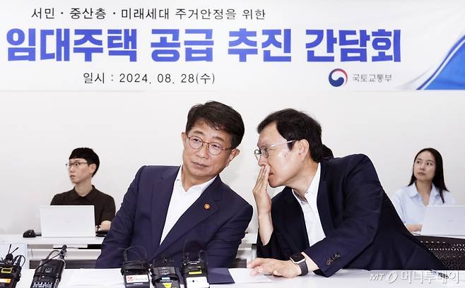 박상우 국토교통부 장관이 28일 서울 용산구 백범로 베르디움 프렌즈에서 열린 '임대주택 공급 추진 간담회'에 참석했다. 이날 박 장관은 간담회에 자리에서 최장 20년 간 거주할 수 있는 '신(新)유형 민간장기임대주택'과 오는 2035년까지 최대 10만가구를 공급하겠다는 계획을 발표했다. 이번 공급 방안엔 리츠 등 법인이 대규모(단지별 100세대 이상), 장기간(20년 이상) 임대주택을 공급할 수 있도록 합리적 수준의 규제완화와 공적지원을 적용한 새 민간임대주택 사업 모델이 담겼다.