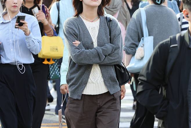 서울의 아침기온이 16도까지 내려오는 등 쌀쌀한 날씨를 보인 지난 24일 서울 종로구 세종대로 사거리에서 긴팔 옷을 입은 시민들이 발걸음을 옮기고 있다. /사진=뉴시스