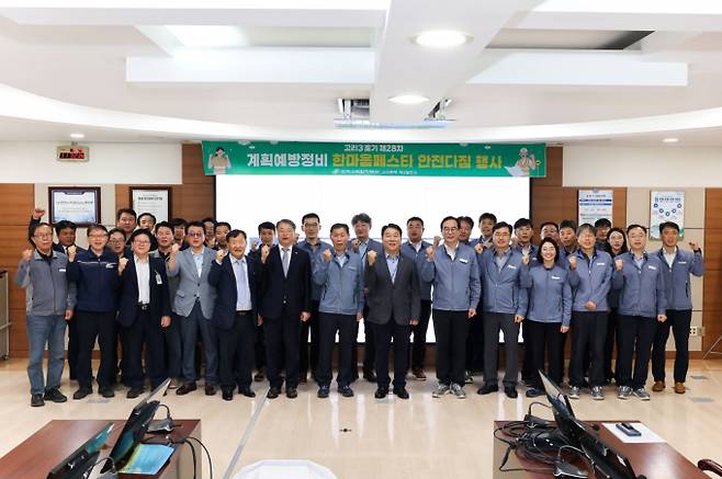 이상민 한수원 기술부사장과 이광훈 고리본부장, 고리본부 협력사 관계자 등 약 100여 명이 고리3호기 계속운전 성공 추진 다짐 결의식 후 기념촬영을 하고 있다./사진=고리본부