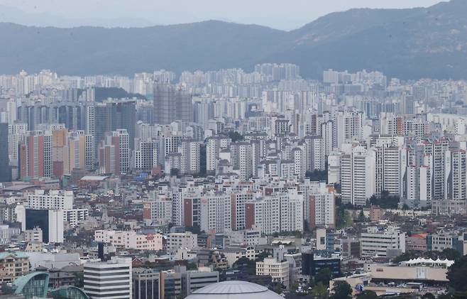 서울 남산에서 바라본 아파트 단지 모습.[연합]