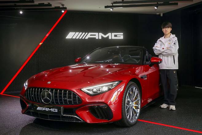 '페이커' 이상혁이 메르세데스-AMG SL 한정판 차량 앞에서 기념사진을 촬영하고 있다. [메르세데스-벤츠 코리아 제공]