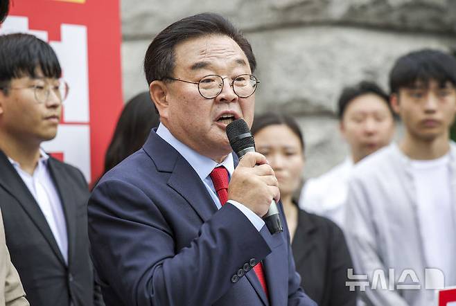 [서울=뉴시스] 정병혁 기자 = 조전혁 전 한나라당 의원이 지난 5일 서울 종로구 서울시교육청 앞에서 서울시교육감 보궐선거 출마선언을 하고 있다. 2024.09.05. jhope@newsis.com