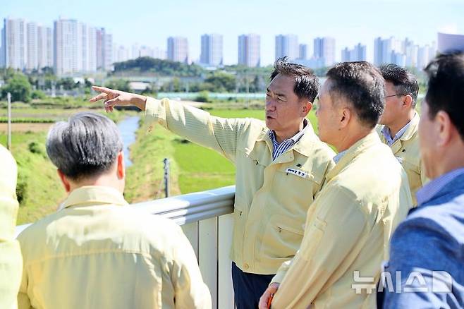 [평택=뉴시스] 정장선 시장이 세교지하차도 침수방지를 위해 현장을 둘러보고 있다. (사진 = 평택시 제공) 2024.09.26. photo@newsis.com