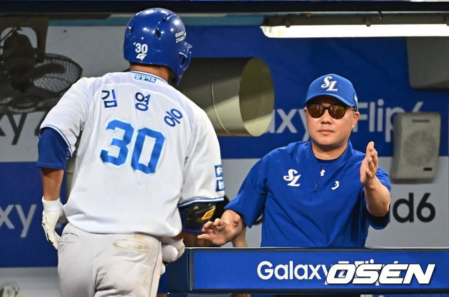 [OSEN=대구, 이석우 기자] 20일 대구삼성라이온즈파크에서 2024 신한 SOL 뱅크 KBO 리그 삼성 라이온즈와 롯데 자이언츠의 경기가 열렸다. 홈팀 삼성은 원태인이 방문팀 롯데는 이인복이 선발 출전했다. 삼성 라이온즈 김영웅이 6회말 무사 1루 좌중간 2점 홈런을 치고 박진만 감독과 하이파이브를 하고 있다. 2024.07.20 / foto0307@osen.co.kr