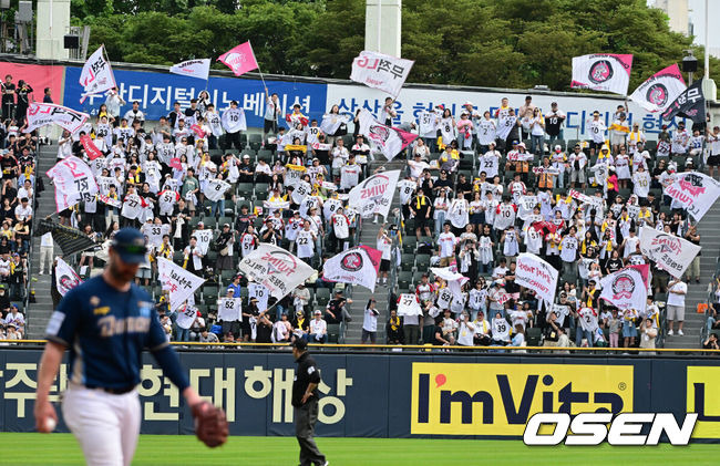 [OSEN=지형준 기자] 잠실구장에서 LG 팬들이 열띤 응원을 선보이고 있다. 2024.05.25 / jpnews@osen.co.kr