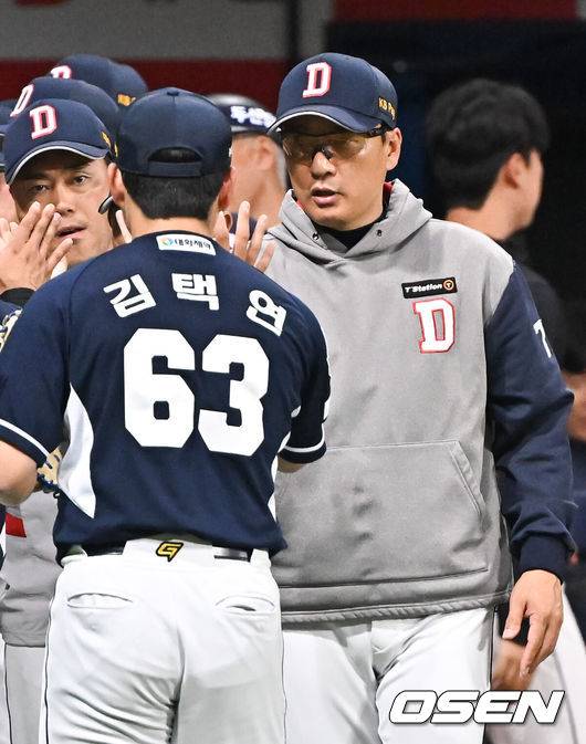 [OSEN=고척, 박준형 기자] 프로야구 두산 베어스가 4연승을 질주하며 위닝시리즈를 확보했다.&nbsp;두산은 8일 서울 고척스카이돔에서 열린 ‘2024 신한은행 SOL Bank KBO리그’ 키움 히어로즈와의 경기에서 6-1로 승리하고 4연승을 질주했다. 주중 3연전에서 먼저 2승을 선점하며 위닝 시리즈를 가져갔다.&nbsp;경기종료 후 두산 이승엽 감독이 김택연과 하이파이브를 하고 있다. 2024.05.08 / soul1014@osen.co.kr