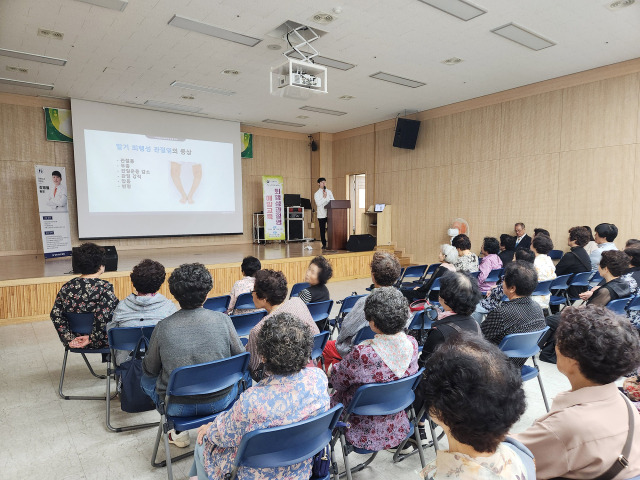 ▲창원힘찬병원 정형외과 강병률 원장이 지난 24일 대한노인회 창원시 마산지회에서 노인대학 100여 명을 대상으로 ‘퇴행성관절염의 예방과 관리’라는 주제로 강의를 하고 있다.ⓒ창원힘찬병원