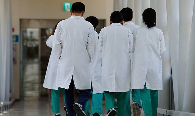 &nbsp;대학병원에서 의료진이 이동하고 있다. 뉴스1