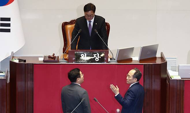 추경호 국민의힘 원내대표가 26일 서울 여의도 국회에서 열린 본회의에서 한석훈 국가인권위원 선출안이 부결된 것에 대해 우원식 국회의장과 박찬대 더불어민주당 원내대표에게 항의하고 있다. 뉴스1