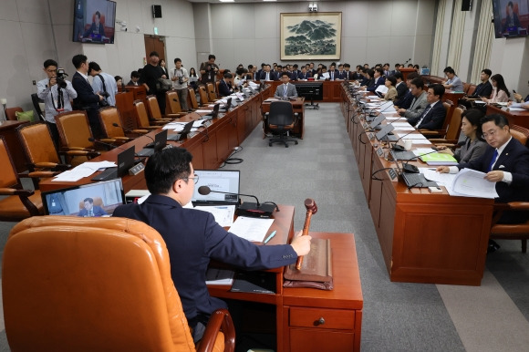 운영위, ‘거부권 제한법’·‘김홍일 방지법’ 소위회부 - 25일 오전 서울 여의도 국회에서 열린 국회 운영위원회 전체회의에서 ‘대통령의 재의요구 권한 행사에 관한 특별법안’, ‘김홍일 방지법’(국회법 개정안) 등 법안이 야당 단독으로 국회운영개선소위에 회부되고 있다. 2024.9.25. 연합뉴스