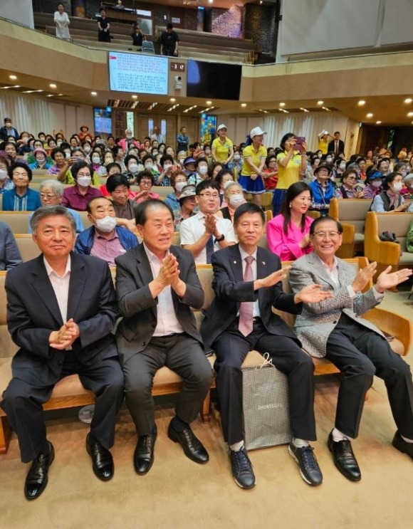 지난 24일 종로구 연동교회대성전에서 개최된 ‘시니어 건강노래체조 서울대회’에 김용호 의원이 참석해 참가자들을 격려하고 있다.