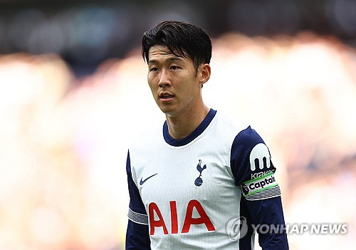 영국 매체 TBR 풋볼은 25일 손흥민이 높은 수준의 실력을 유지한다면 토트넘 홋스퍼에서 은퇴할 수 있고 토트넘 팬들도 이를 바라고 있다고 보도했다. 토트넘이 1년 연장 옵션을 발동해 2026년까지 손흥민과 동행할 계획인 가운데 손흥민은 아직 재계약을 두고 구단과 대화를 나누지 않았다고 밝혔다. 연합뉴스