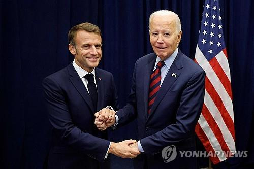 마크롱 프랑스 대통령 만난 바이든 미국 대통령  [뉴욕 AFP=연합뉴스. 재판매 및 DB 금지]