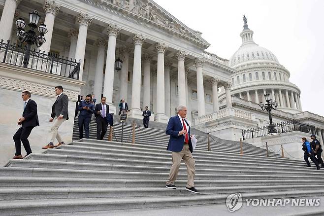 미 의회, 셧다운 방지 임시예산안 통과 (워싱턴 AFP=연합뉴스) 미 의회가 연방정부 셧다운을 막기 위한 3개월짜리 임시예산안을 처리한 25일(현지시간) 의원들이 의회 건물을 나서고 있다. 2024.09.26