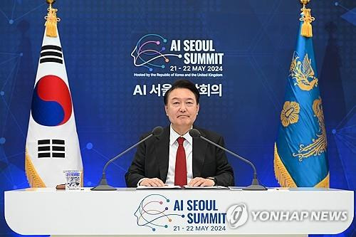 윤석열 대통령, AI 서울 정상회의 참석  윤석열 대통령이 2024년 5월 21일 청와대 영빈관에서 화상으로 'AI 서울 정상회의'에 참석하고 있다. [대통령실 제공. 재판매 및 DB 금지]