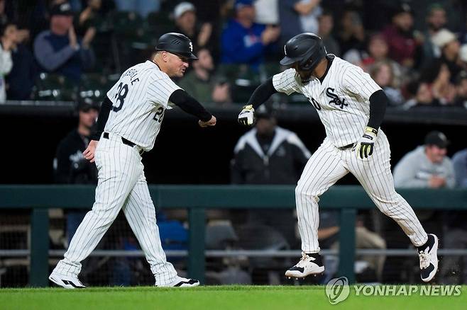 홈런 친 화이트삭스의 레닌 소사(오른쪽) [AFP=연합뉴스]