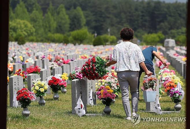 새로운 꽃을 들고 [연합뉴스 자료사진]