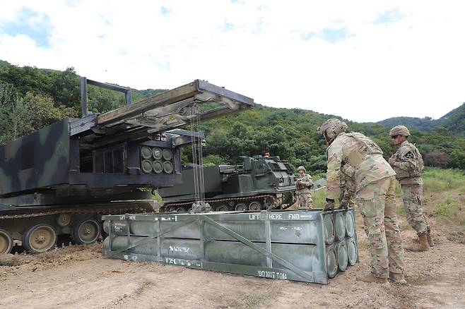 MLRS 포탄 장전하는 미군     (의정부=연합뉴스) 지난 25일 경기북부 접경지 일대에서 실시된 지구사 대화력전 FTX에서 미2사단/한미연합사단 210포병여단 장병들이 MLRS 포탄 재장전 훈련을 하고 있다. 2024.9.26 [육군 지상작전사령부 제공. 재판매 및 DB 금지]
    andphotodo@yna.co.kr
(끝)