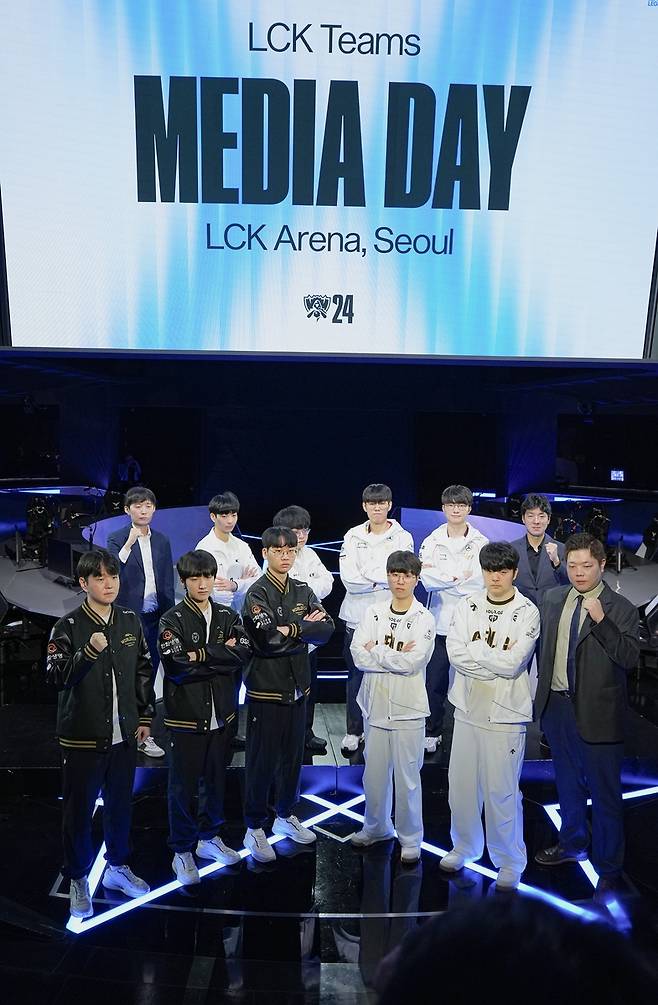 롤드컵 제패를 향한 각오     (서울=연합뉴스) 김주환 기자 = 26일 서울 종로구 LoL 파크에서 열린 2024 롤드컵 기자 간담회 행사에서 한화생명e스포츠·젠지 e스포츠·디플러스 기아(DK)·T1(시드 순) 4개 팀 감독과 선수가 포즈를 취하고 있다. 2024.9.26 jujuk@yna.co.kr