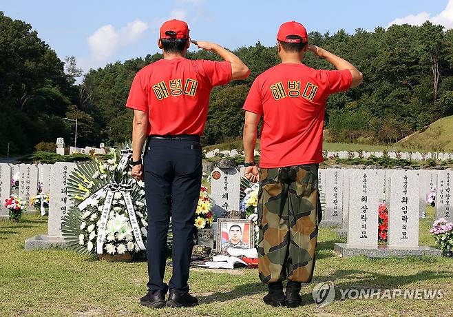 '채상병, 오늘 동기들이 전역했네' (대전=연합뉴스) 이주형 기자 = 실종자 수색 중 순직한 해병대 채수근 상병 동기 1292기의 전역일인 26일 오후 대전 유성구 국립대전현충원을 찾은 해병대예비역연대 관계자들이 채상병에게 거수경례하고 있다. 2024.9.26 coolee@yna.co.kr