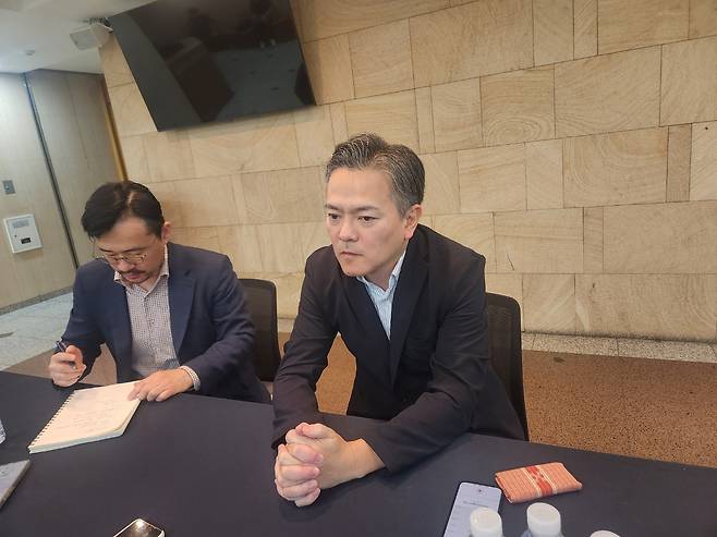 인터뷰하는 일본 언론인 후세 유진 기자 (서울=연합뉴스) 이상서 기자 = 일본 우키시마호 폭침사고로 희생된 조선인 승선자 명부 공개를 주도한 일본 언론인 후세 유진(48·오른쪽) 기자는 26일 "(일본이 조선인) 강제징용을 하지 않았으면 우키시마호 자료도 없었을 것"이라고 밝혔다. 2024.9.26 shlamazel@yna.co.kr (끝)