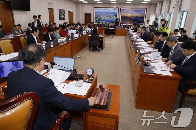 맹성규 국회 국토교통위원회 위원장이 지난 26일 서울 여의도 국회에서 열린 제418회국회(정기회) 제3차 전체회의에서 의사봉을 두드리고 있다. 2024.9.26/뉴스1 ⓒ News1 안은나 기자