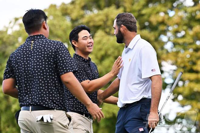 프레지던츠컵 첫 날 경기 후 악수하는 김주형과 셰플러. ⓒ AFP=뉴스1