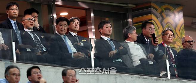 정몽규 대한축구협회장(가운데)이 5일 서울월드컵경기장에서 열린 2026 북중미월드컵 3차 예선 팔레스타인과 경기를 지켜보고 있다. 상암 | 최승섭기자 thunder@sportsseoul.com