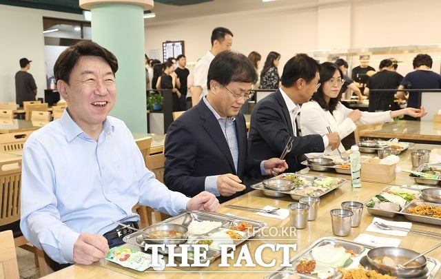 전주시는 ‘매·마·금 THE 맛있는 날’을 운영했다. 우범기 시장도 이날 구내식당을 찾아 직원들과 한 끼 식사를 같이 하며 담소를 나눴다. /전주시