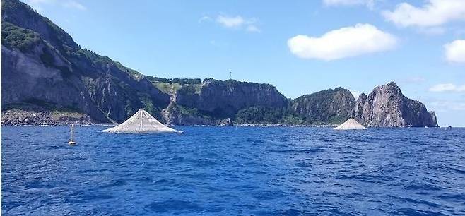 울릉군 북면 현포리 독도해양연구기지 바다 앞에 설치된 심해 가두리 시설물.