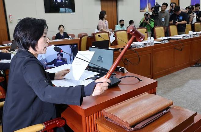 지난 8월 7일 오전 서울 여의도 국회에서 열린 과학기술정보방송통신위원회 전체회의에서 최민희 과방위원장이 여당 의원들의 불참 속에 안건을 처리하며 의사봉을 두드리고 있다. ⓒ뉴시스