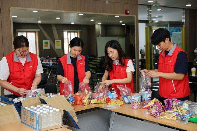 26일 ABL생명 임직원들이 상록보육원에서 재원아동들을 위한 간식 포장 봉사활동을 하고 있다. ⓒABL생명