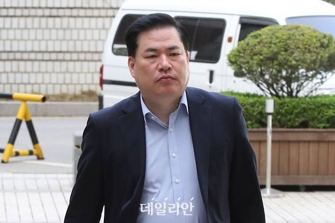 유동규 전 성남도시개발공사 기획본부장이 지난해 4월 12일 서울 서초구 서울중앙지방법원에서 열린 대장동 개발 사업 로비·특혜 의혹 관련 공판에 출석하고 있다. ⓒ데일리안DB