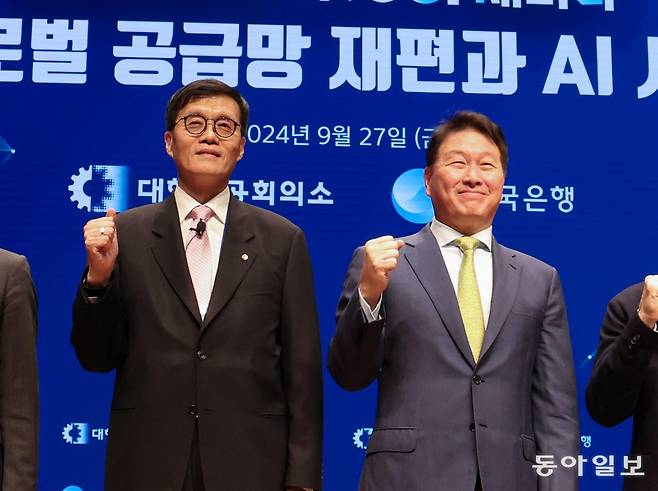 27일 오후 서울 중구 한국은행에서 열린 제3회 한국은행-대한상공회의소 ‘글로벌 공급망 재편과 AI시대’ 세미나에서 최태원 대한상공회의소 회장, 이창용 한국은행 총재, 안덕근 산업통상자원부 장관 등 참석자들이 행사 시작에 앞서 기념 촬영하고 있다. 이한결 기자 always@donga.com