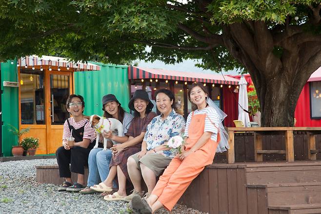 이런책방은 나이도 다르고 직업도 다른 귀촌인 5명이 함께 운영한다. 이런책방 제공