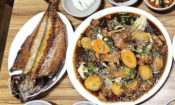 솔밭식당 ‘4인 세트’ 구성. 김규현 기자