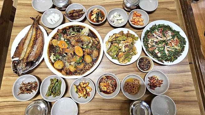 솔밭식당 ‘4인 세트’ 구성. 김규현 기자