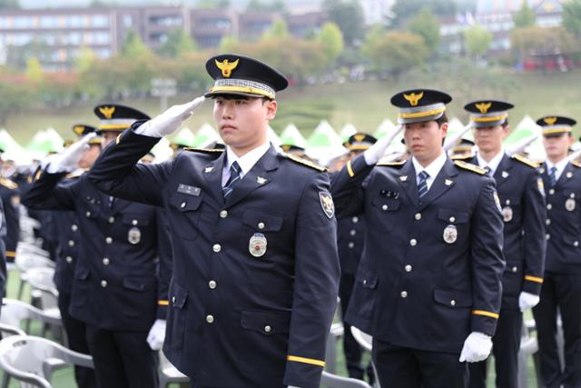 27일 오전 충북 충주 중앙경찰학교에서 314기 신임경찰관 졸업식이 열린 가운데 졸업생들이 경례를 하고 있다. 경찰청 제공