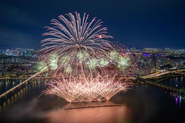 지난해 10월 7일 서울 여의도에서 펼쳐진 서울세계불꽃축제에서 불꽃이 하늘을 수놓고 있다. 한화 제공