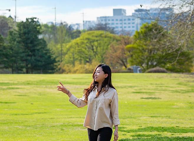 계절성 우울증으로 우울과 피로가 몰려온다면 야외에서 햇볕을 쬐며 산책 하는 게 좋다./사진=클립아트코리아