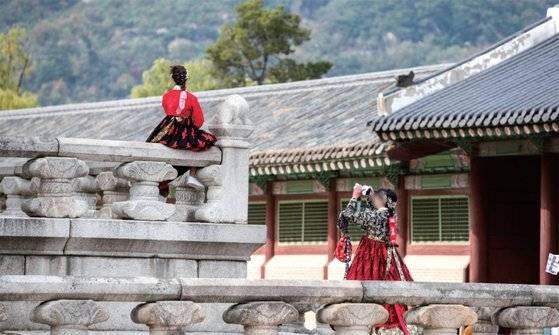 경복궁에서 만난 베트남 관광객 흐엉 씨와 친구들이 서로 사진을 찍어주고 있다. / 사진:흐엉